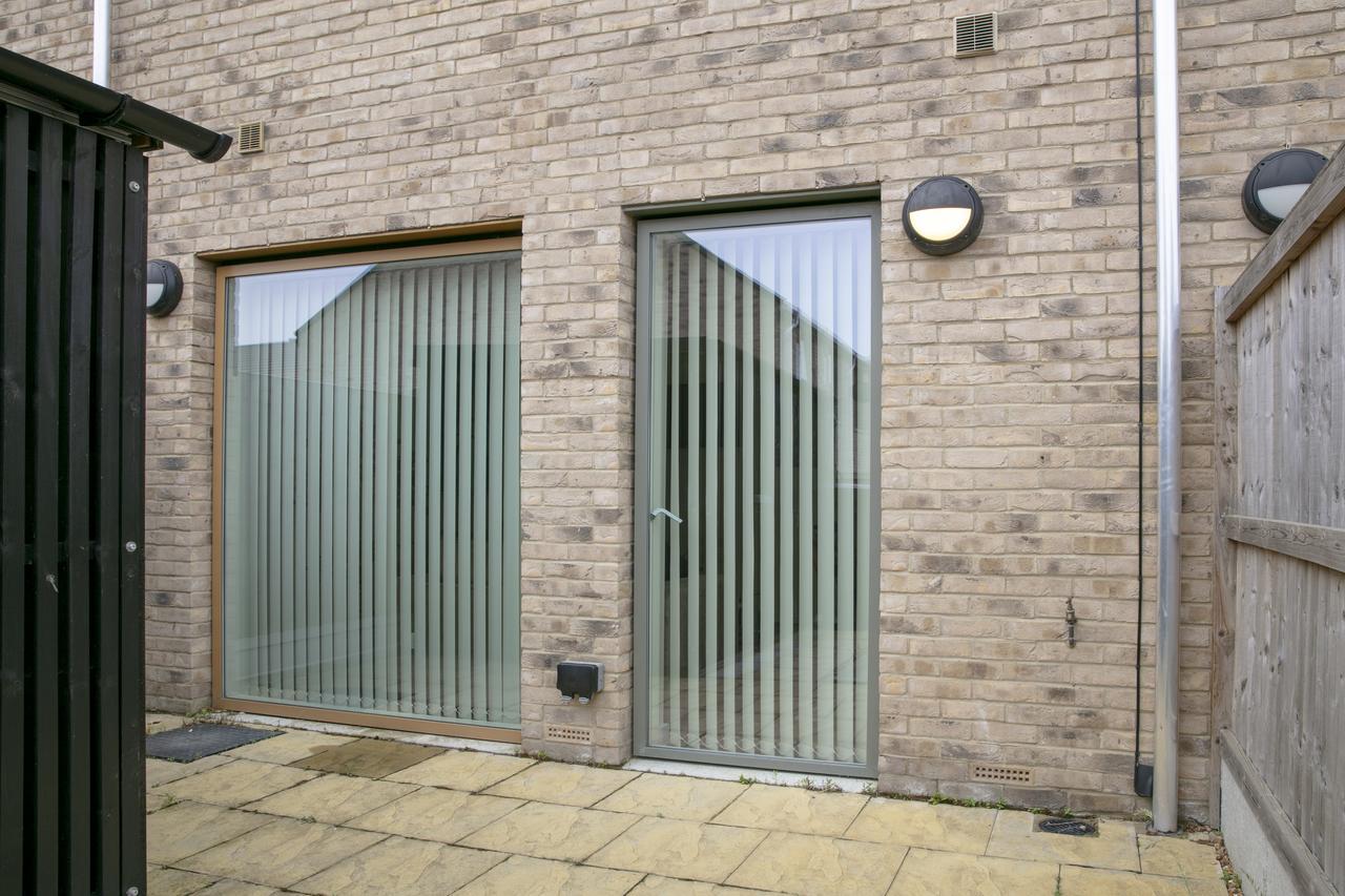 Modern & Exquisite Trumpington Townhouse With Parking & 5 Mins To Papworth Hospital CBG Екстериор снимка